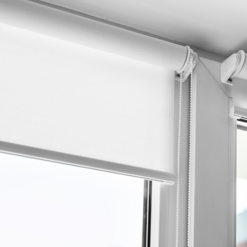 Persianas rolô instaladas em escritório moderno